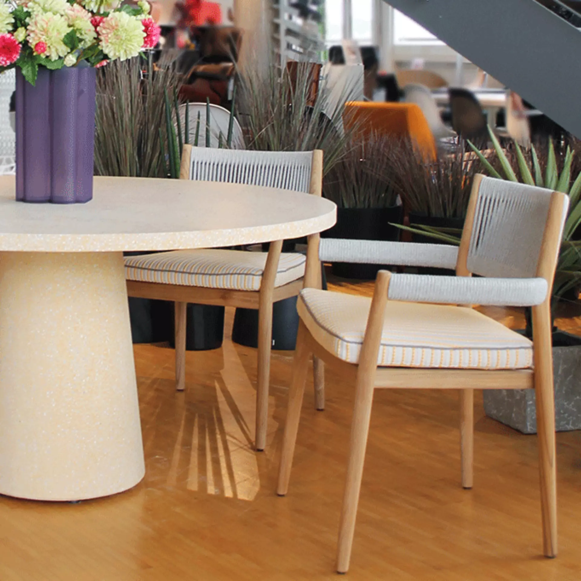 Im vierten Obergeschoss unseres Designtreffpunkts: die DineOut Kollektion von Cassina