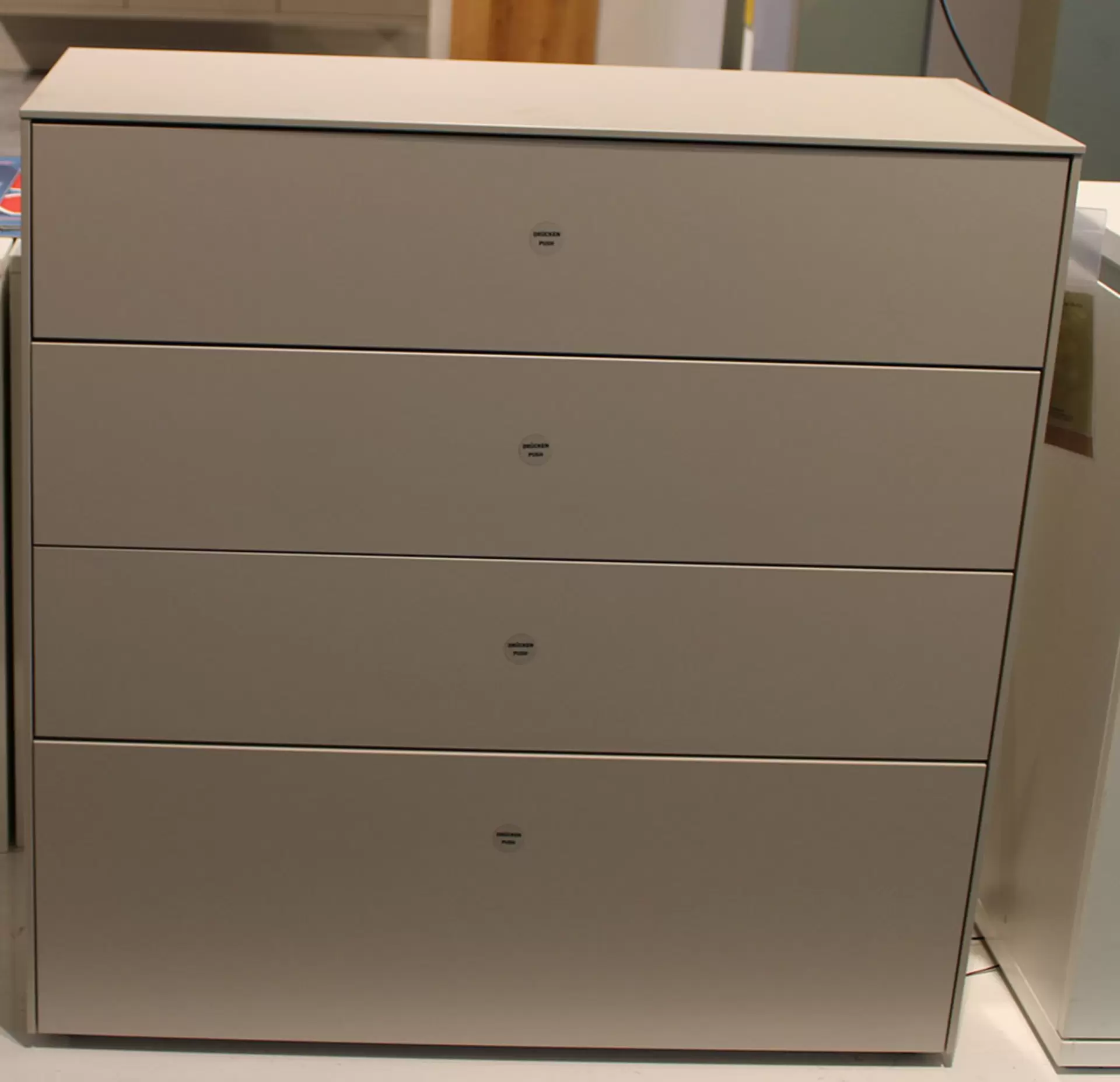Kommode mit vier Schubkästen in weiß
