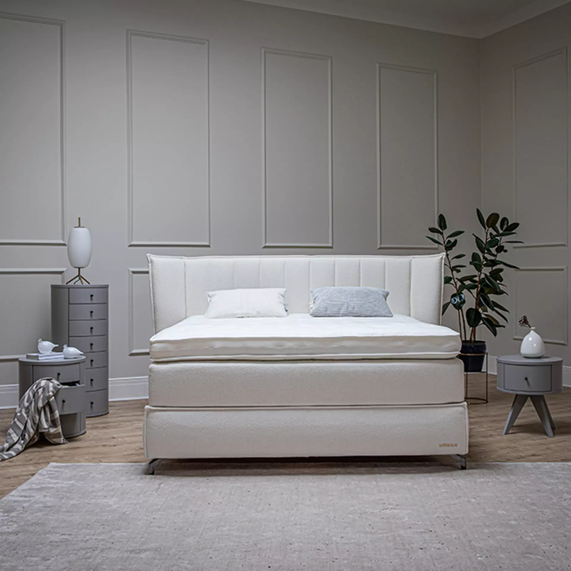 Das Sjöholm Buklee Boxspringbett in creme weiß gepolstert in einem modernen minimalistischen Schlafzimmer