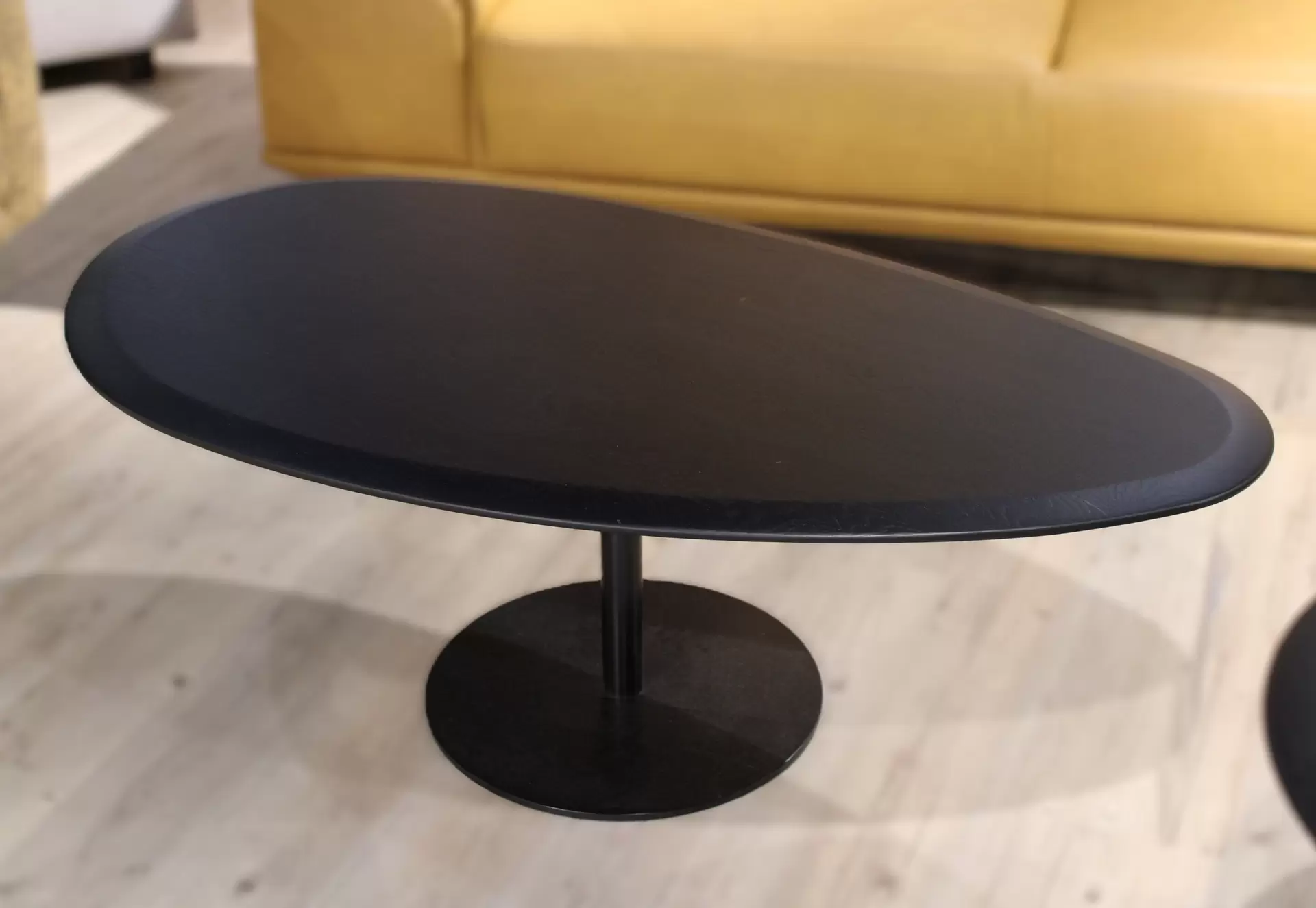 Couchtisch aus Holz und mín der Farbe massiv schwarz