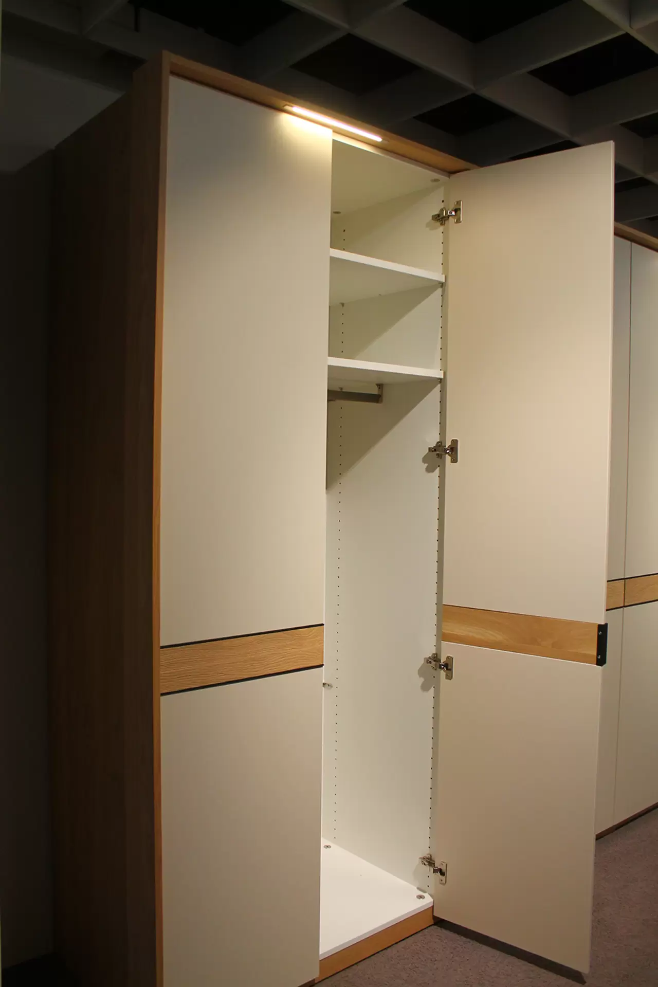Das Schlafzimmer MONDO ARIDE von Disselkamp aus Eiche massiv mit weiß und braunem lack
