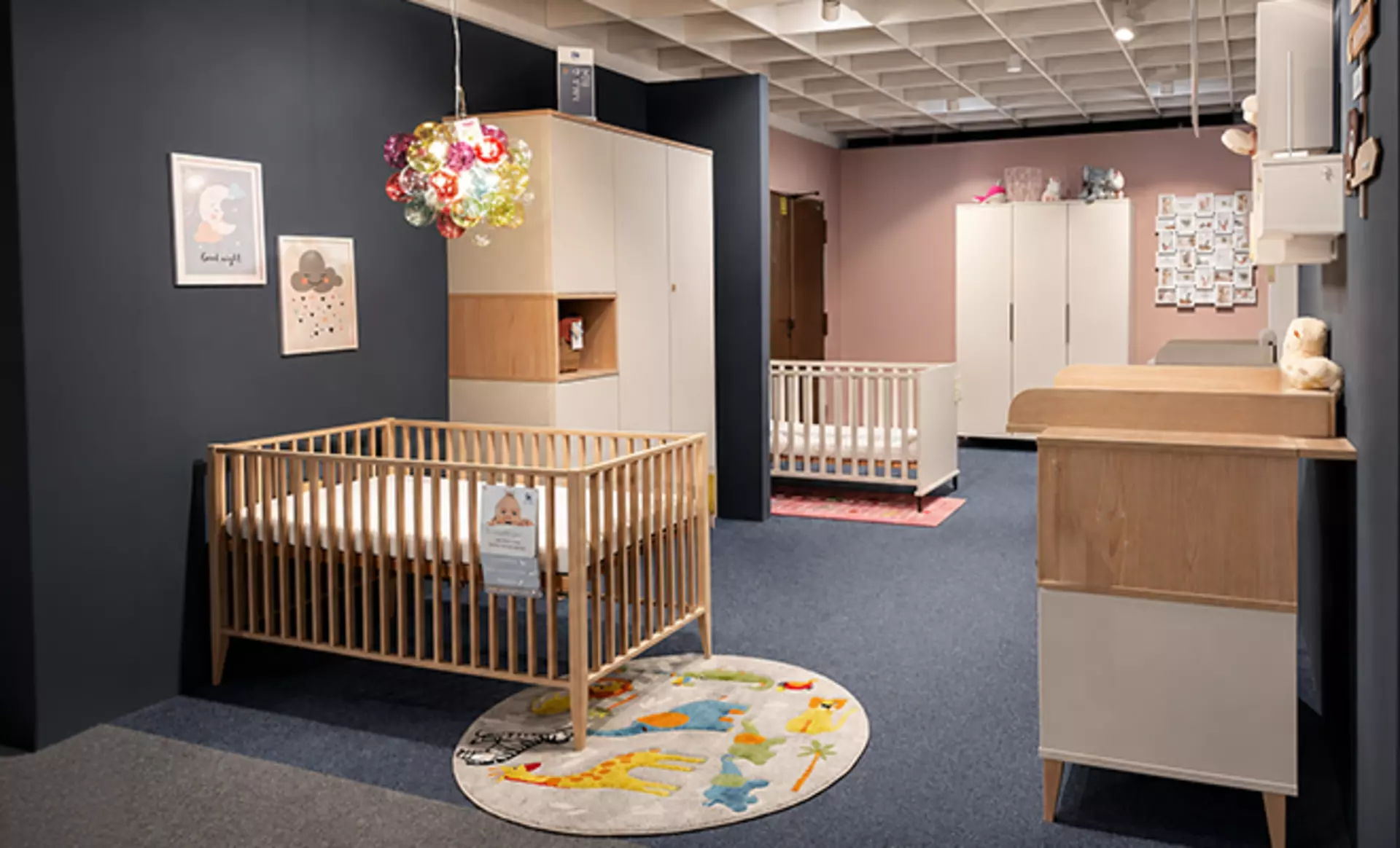 Modernes Babyzimmer in Holzoptik