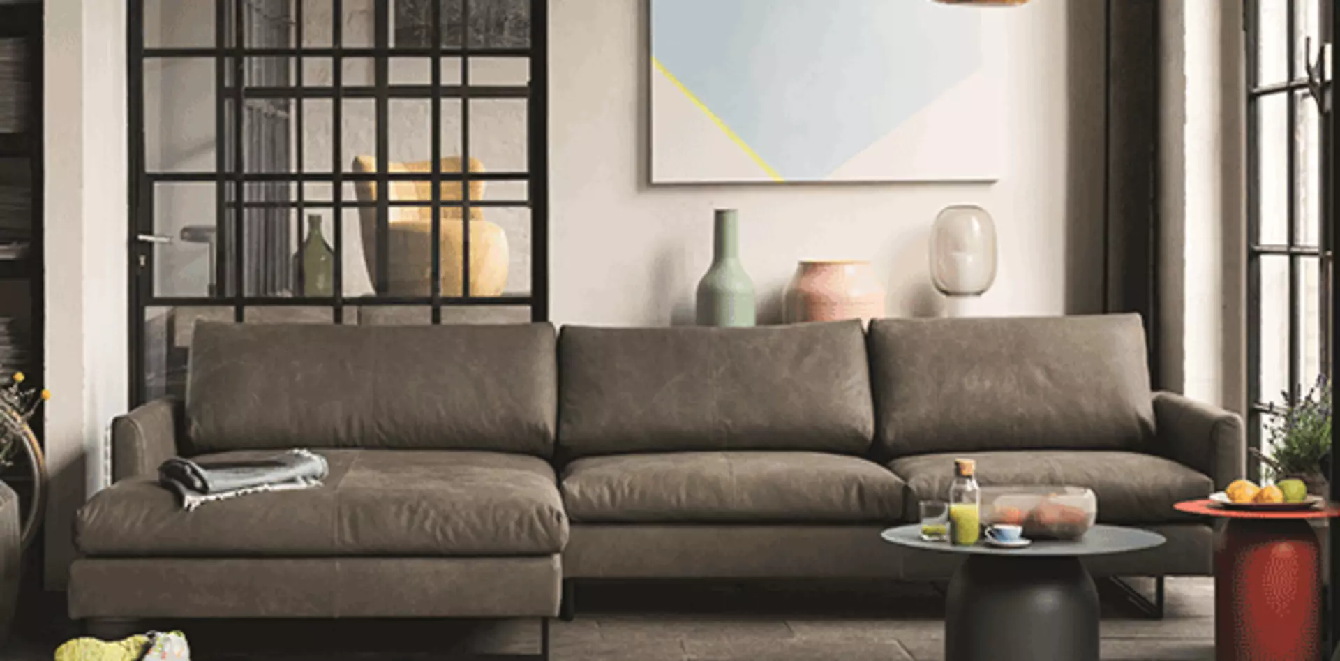 Modernes graues Ledersofa von Freistil in einem minimalistischen Wohnzimmer