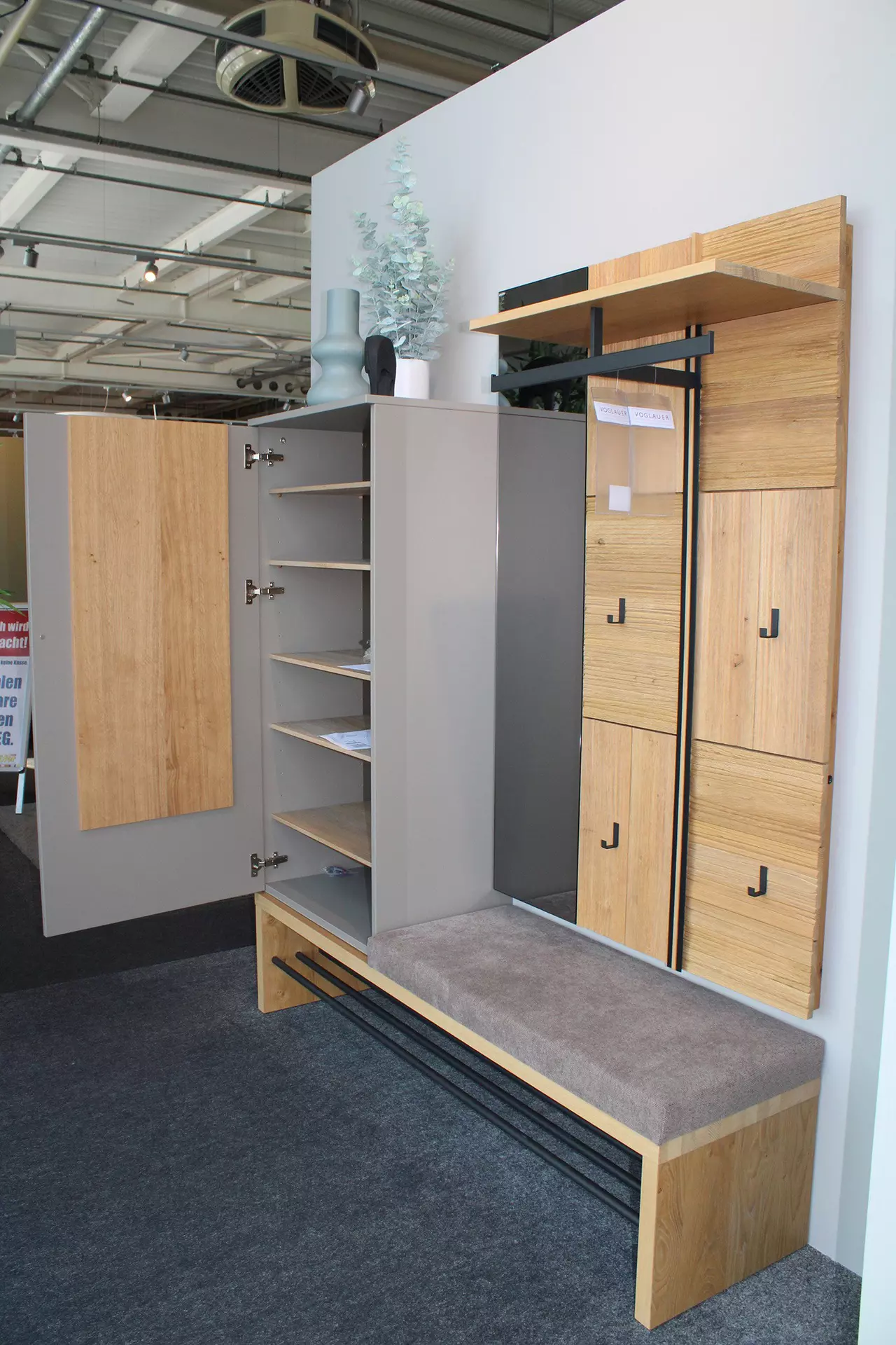 Garderobe V-LACERA geöffnet