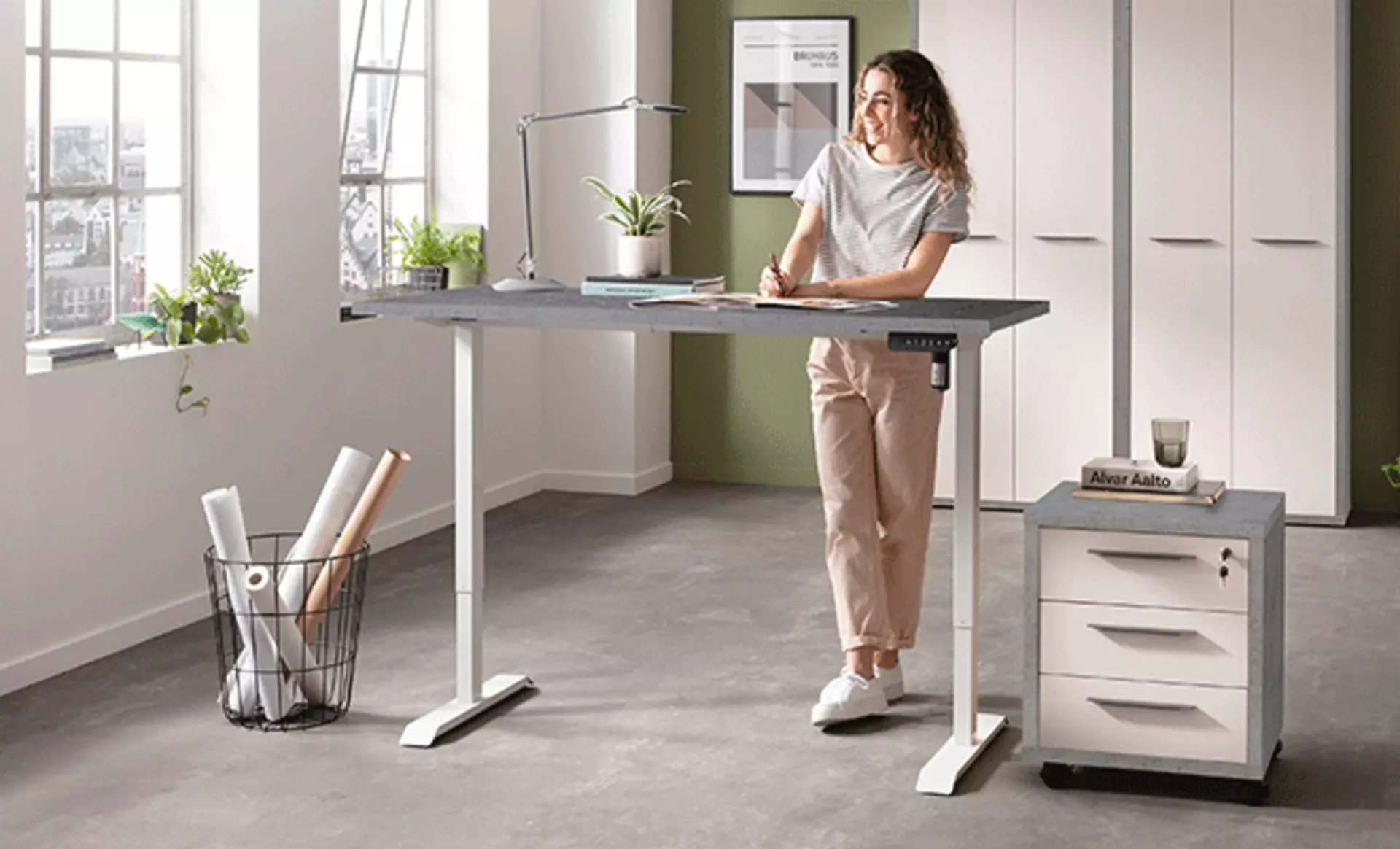 Höhenverstellbarer Schreibtisch für ergonomisches Arbeiten im Home Office