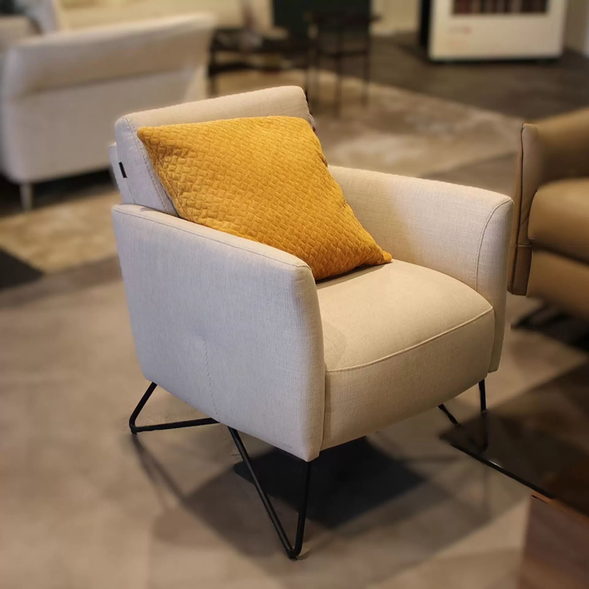 Sessel beige mit schwarze Metallfüße