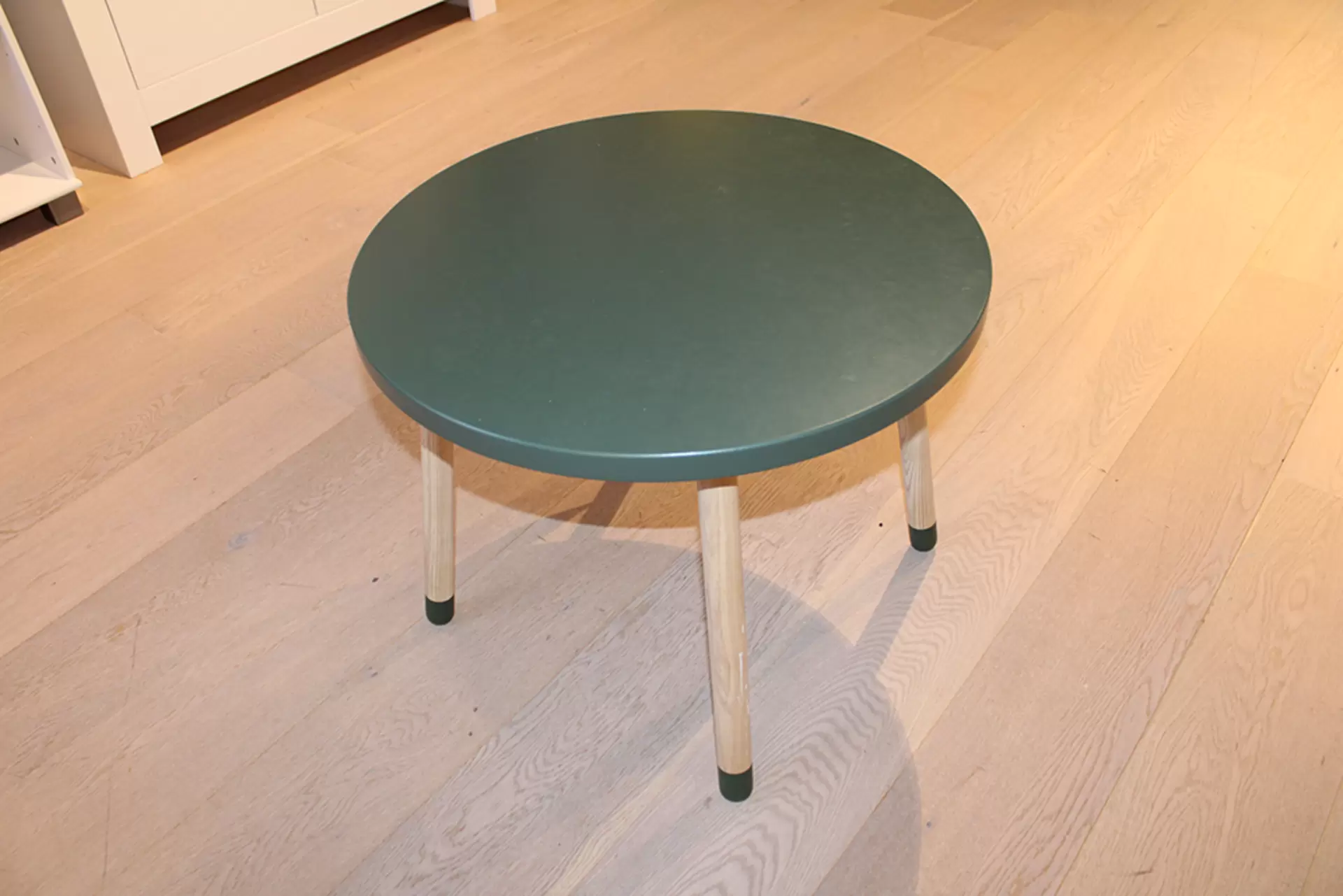 Der Beistelltisch DOTS von Flexa 4 Dreams mit dunkelgrünem Furnier