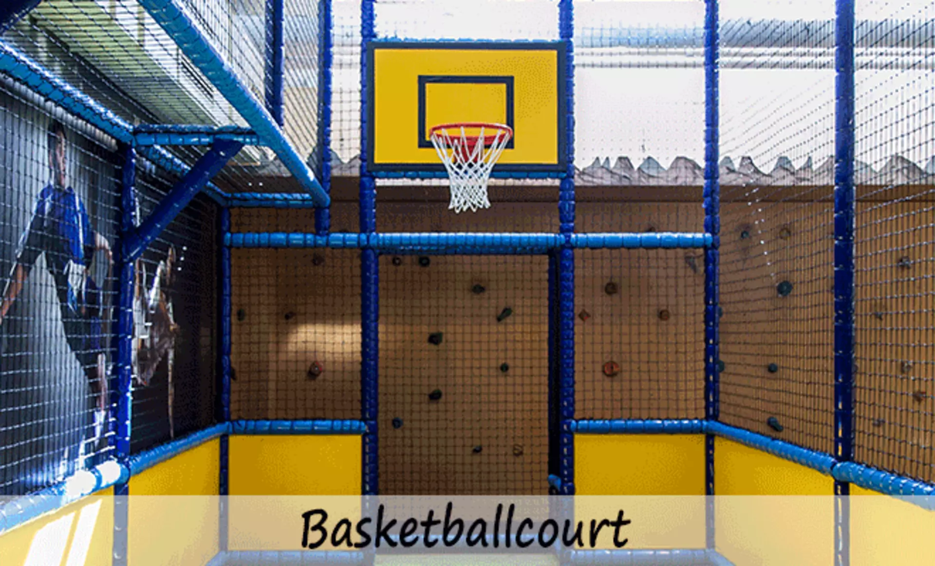 Basketballcourt für kleine Sportskanonen im Kinderland von Möbel Inhofer