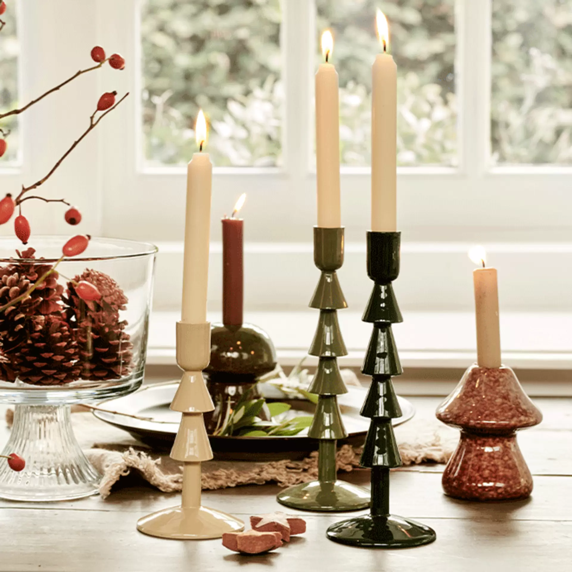 Filigrane Kerzenständer aus Glas und Holz auf einer festlichen Festtagstafel im Natur-Look
