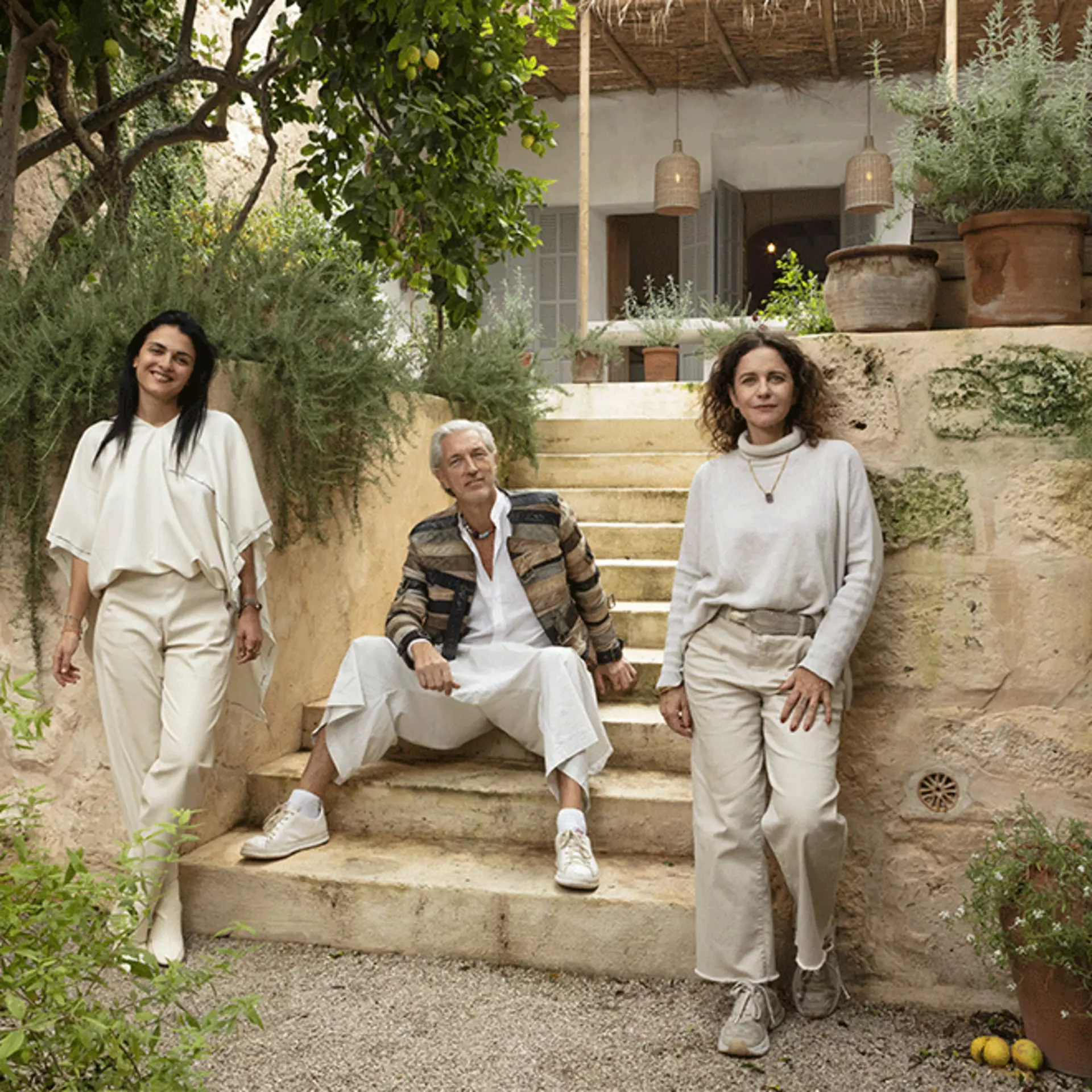 Portrait von Marcel Wanders auf einer Steintreppe