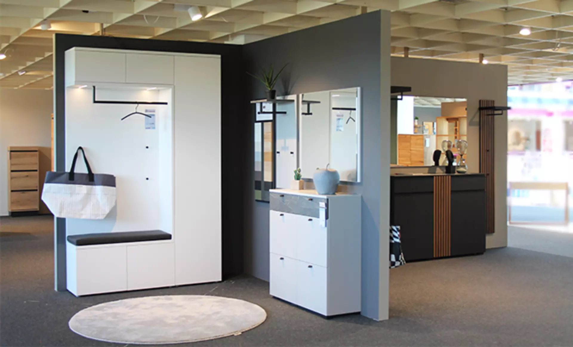 Garderobe in weiß mit Schuhregal und Sitzbank