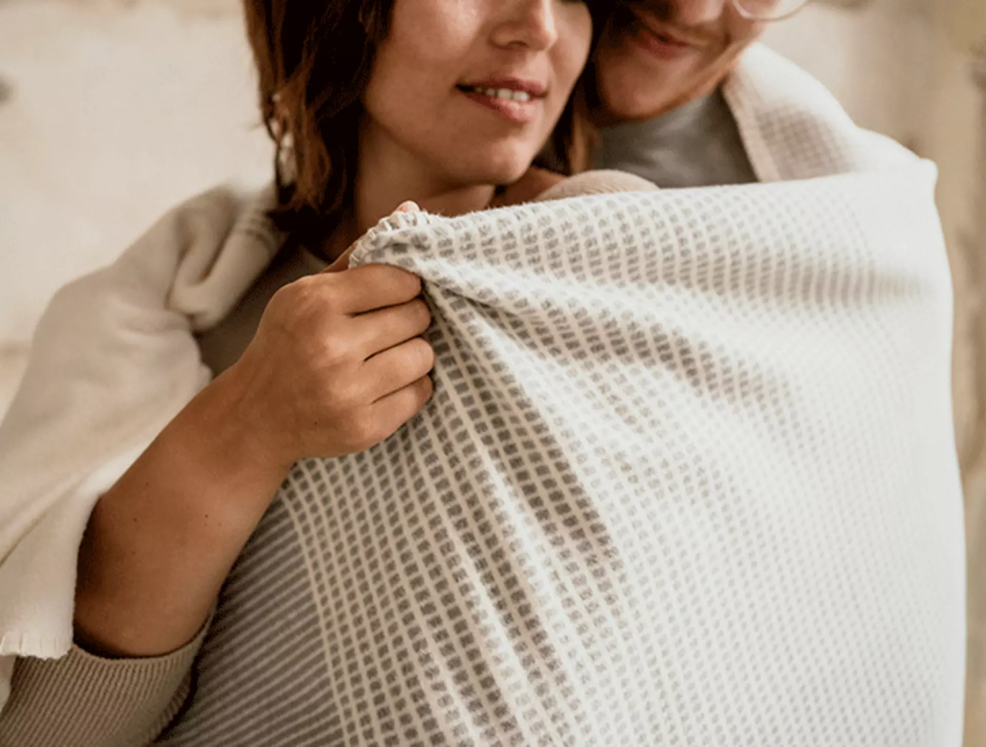 Balkon dekorieren mit kuschelweichen Textilien. Möbel Inhofer