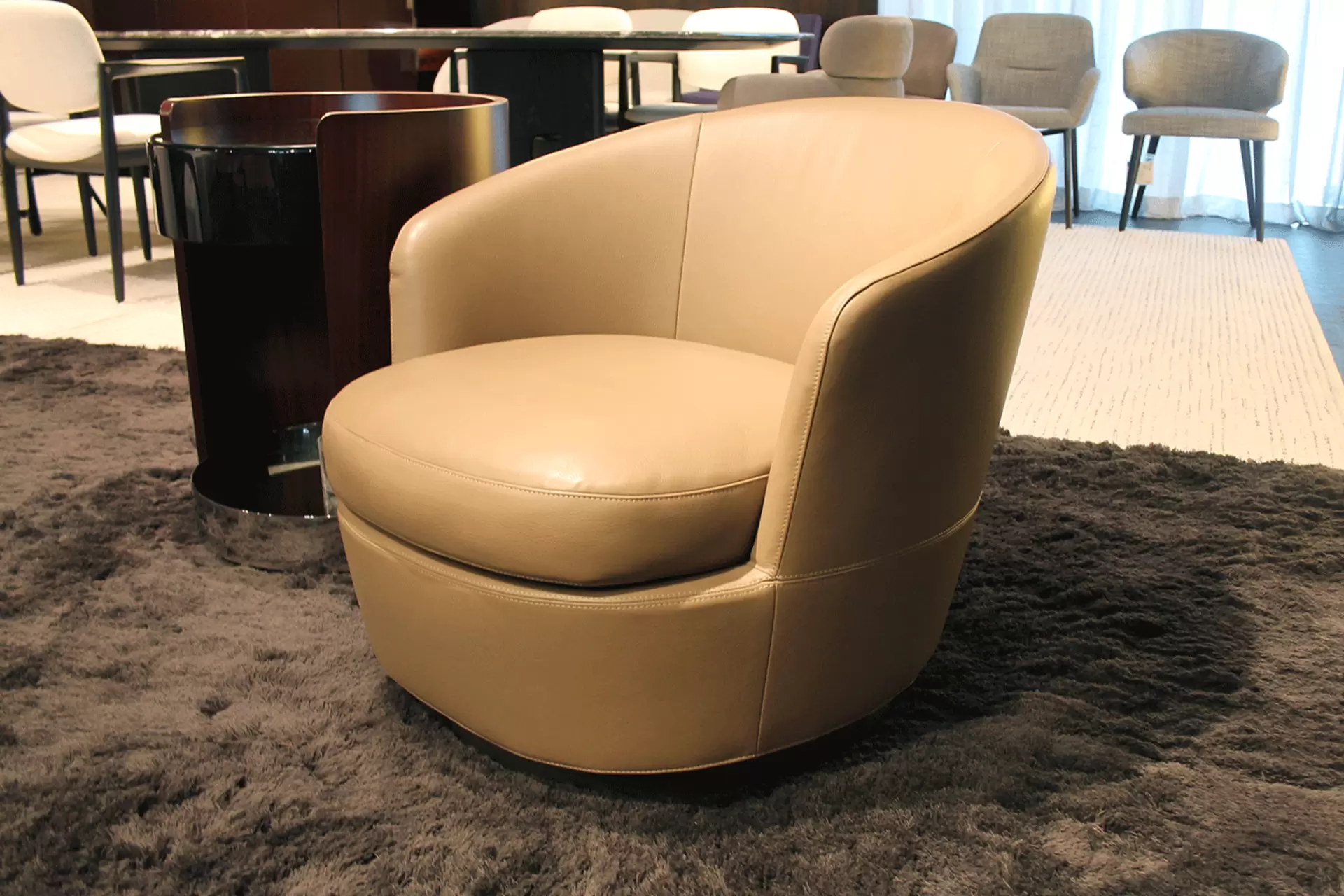 Der Minotti-Sessel Jacques low in der Seitenansicht