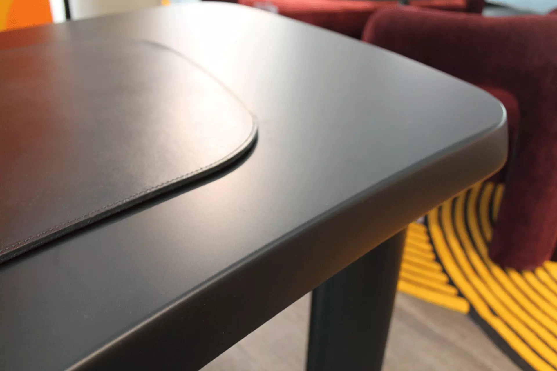 Ecke des Petit Bureau En Forme Libre im Detail