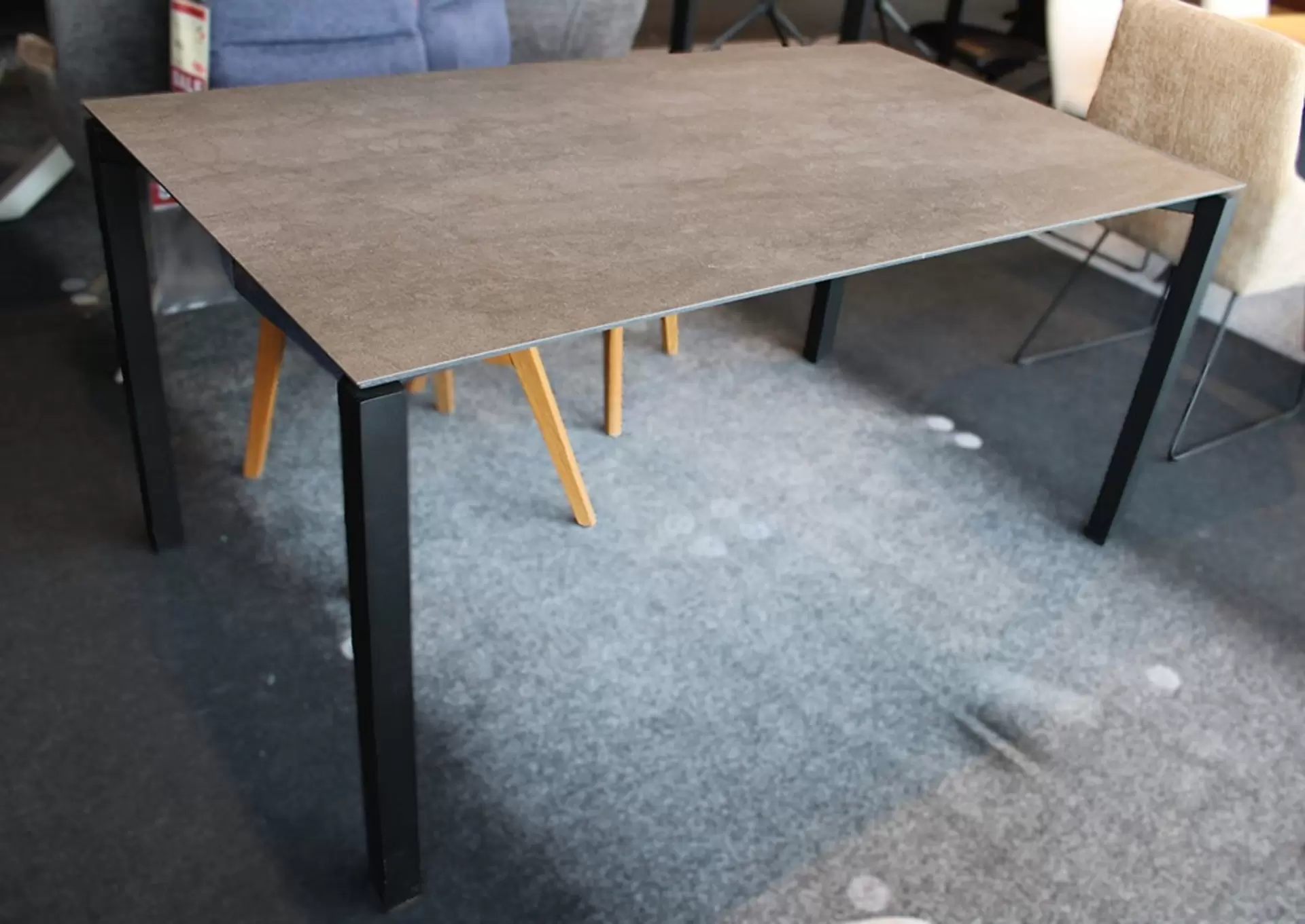 tisch in dunkelbraun und schwarze Beine