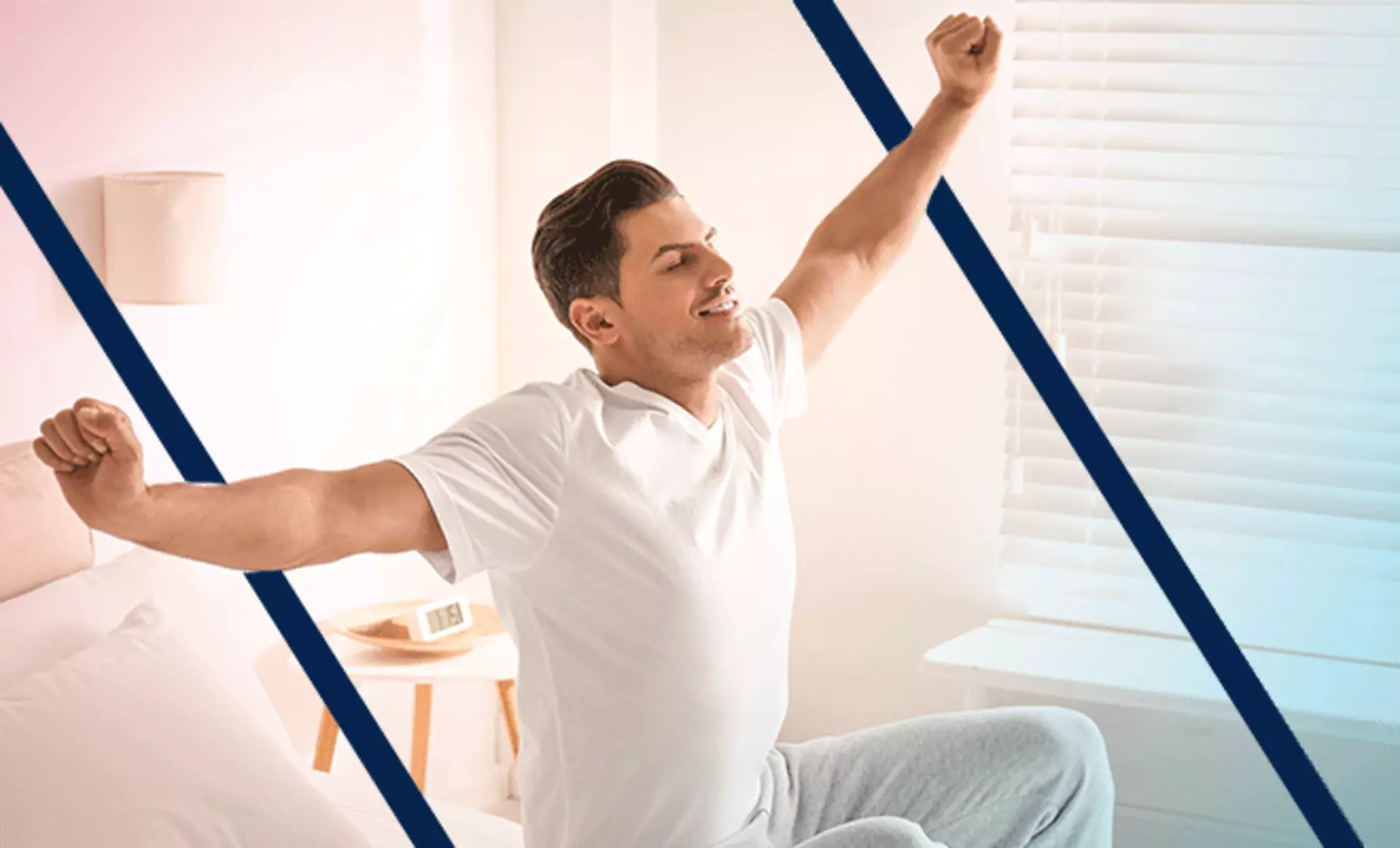 Mann wacht erholt in seinem Schlafzimmer auf.