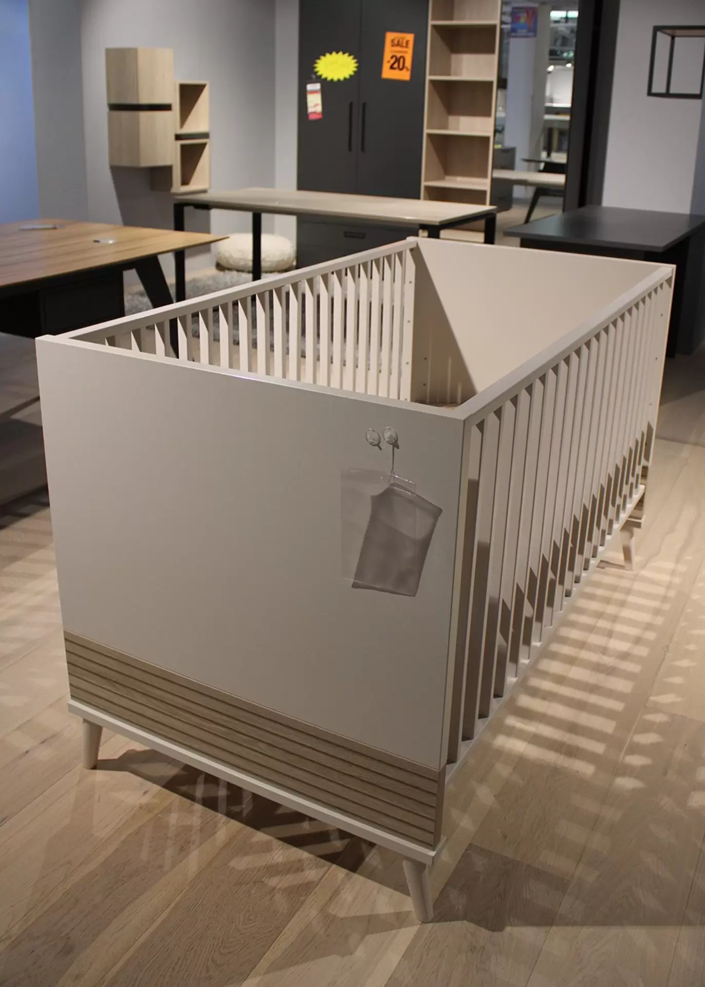 Babybett EEFJE von Paidi in Cremebeige aus Holz von der Seite fotografiert