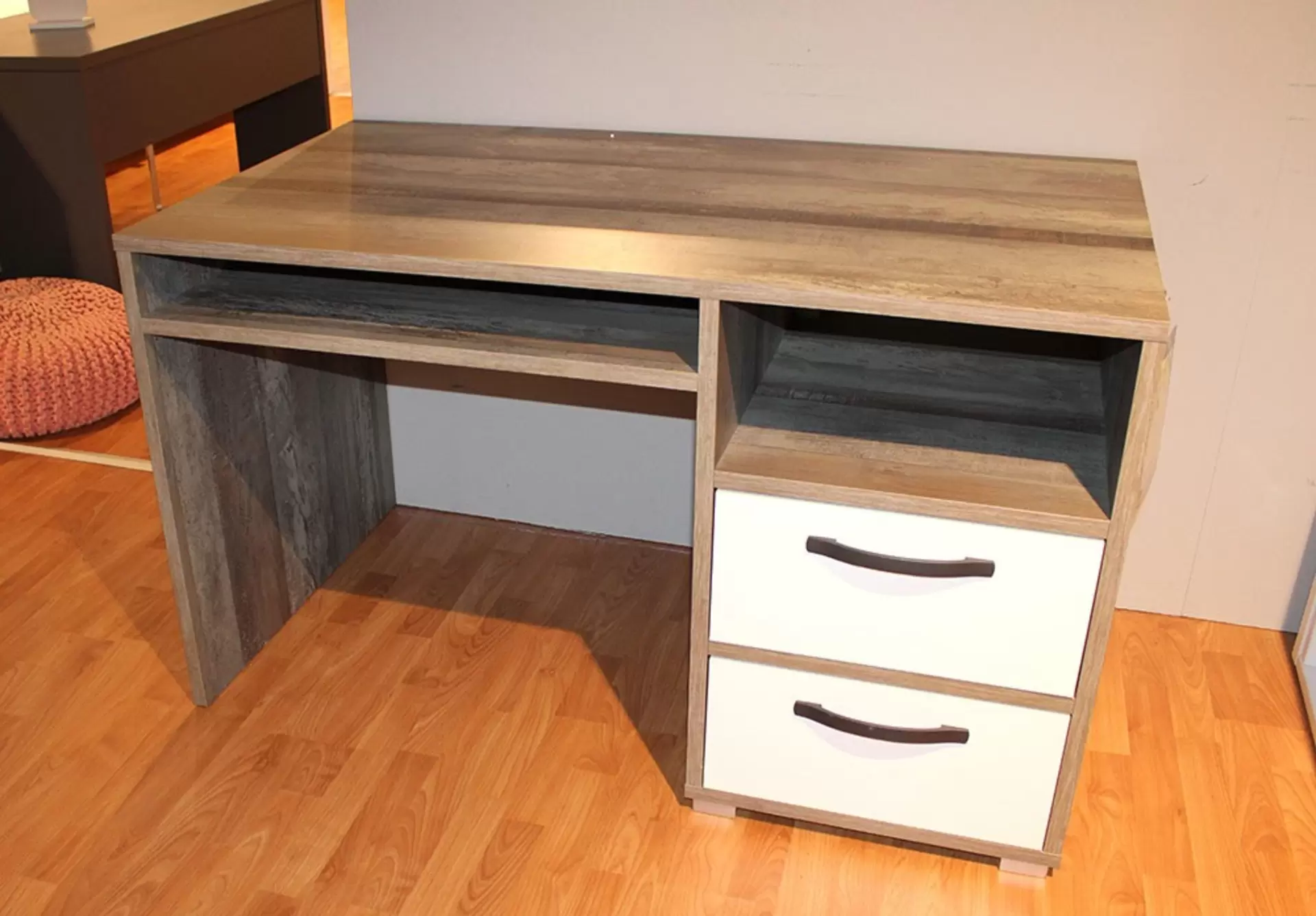 Schreibtisch aus Holz
