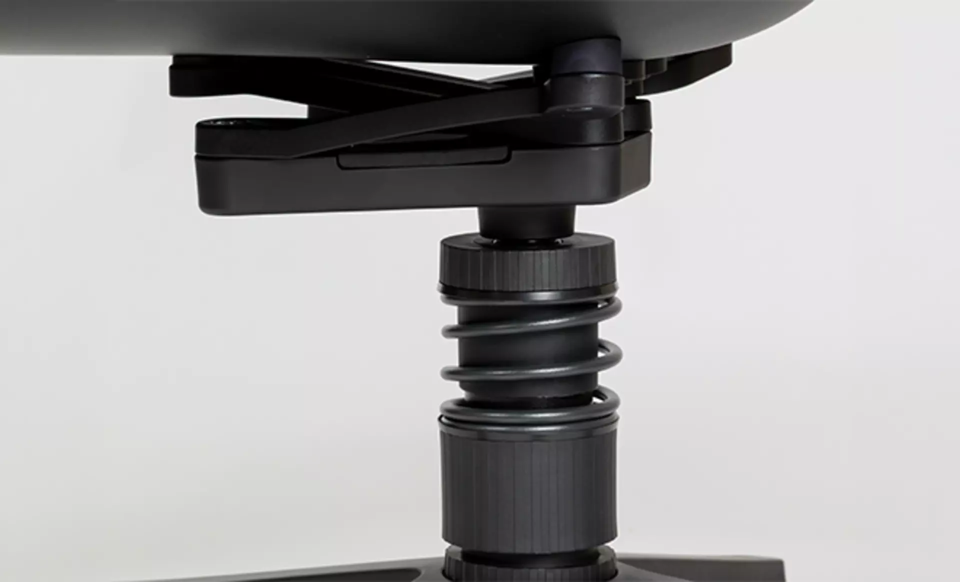 Der aeris Linu Stuhl in Detailaufnahme mit seiner Federung und dem patentierten 3D System 