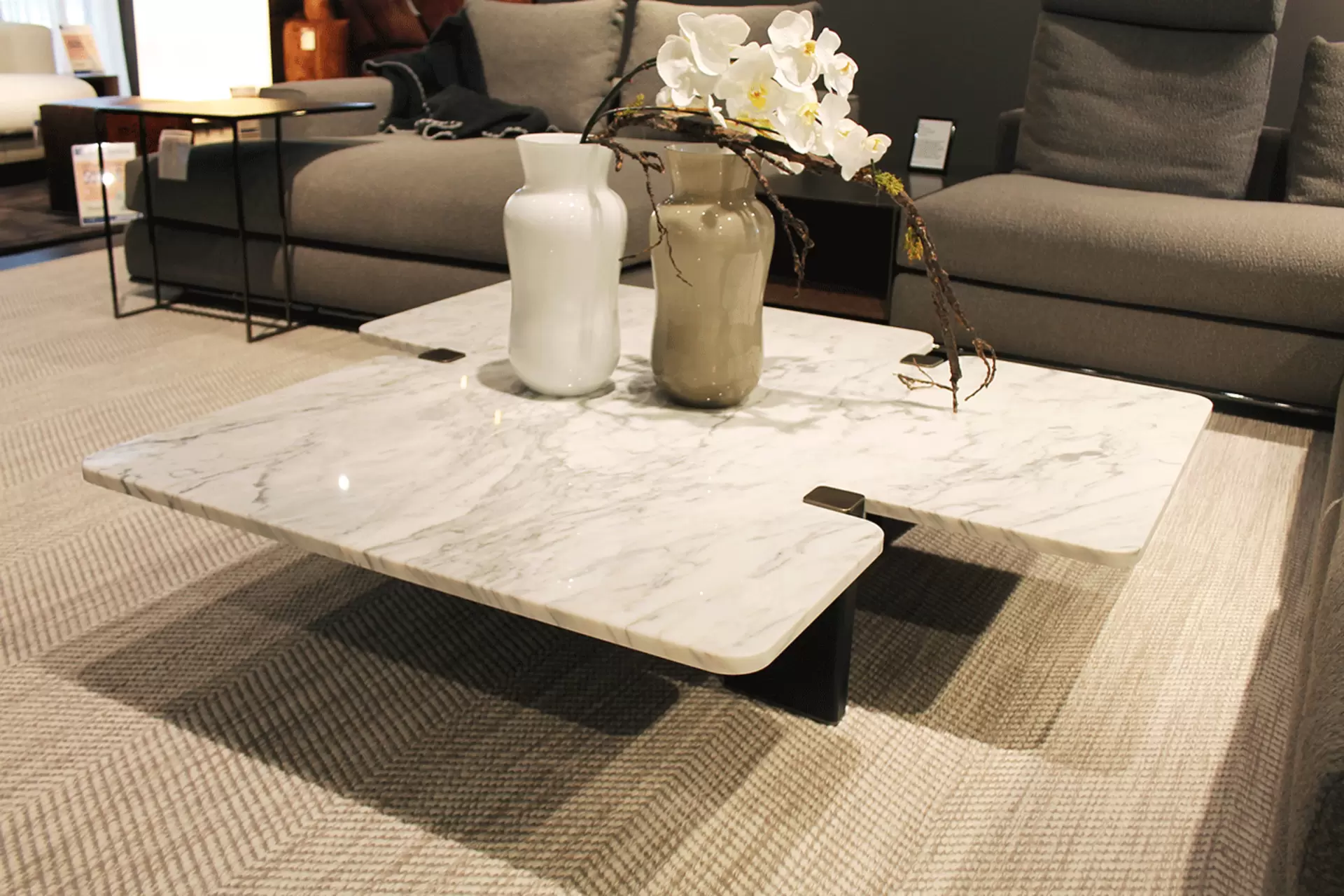 Der Jacob Couchtisch von Minotti mit heller Marmorplatte