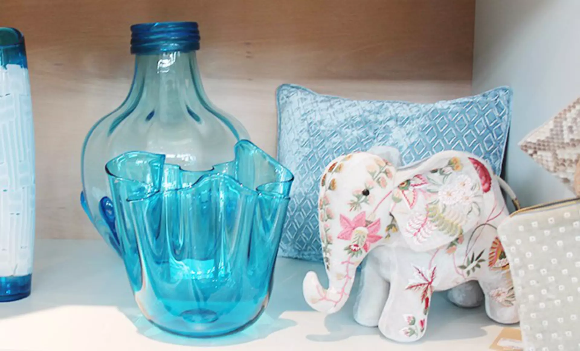 Blaue Vase von Venini zusammen mit blauem Elefant von Anke Drechsel bei interni by inhofer