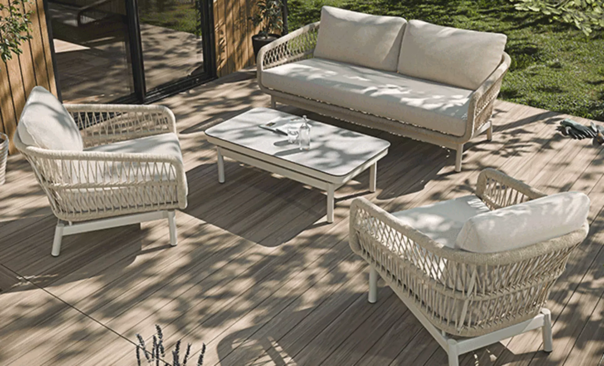 Outdoor-Lounge-Set in hellen Cremefarben.